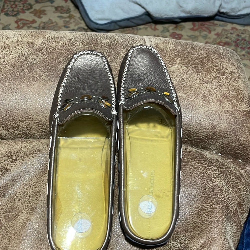 ENZO ANGIOLINI  slids NEVER BEEN worn. Brown gold leather upper manmade sole. 9M